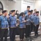 Ratusan pelayat mengantar jenazah H. Suparman, Kepala SMKN 2 Palembang, ke peristirahatan terakhir.
