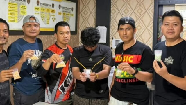 Petugas Polsek Keluang menunjukkan barang bukti 600 butir ekstasi dan 19,37 gram sabu hasil pengungkapan kasus narkoba di Musi Banyuasin.