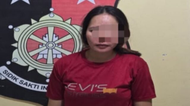 Petugas kepolisian mengamankan barang bukti 10 karung brondolan sawit hasil pencurian di Perkebunan Minanga Ogan OKU.