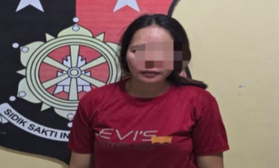 Petugas kepolisian mengamankan barang bukti 10 karung brondolan sawit hasil pencurian di Perkebunan Minanga Ogan OKU.