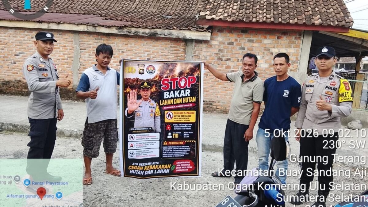 Personel Polsek Buay Sandang Aji saat sosialisasi pencegahan Karhutla di Desa Gunung Terang, OKU Selatan.