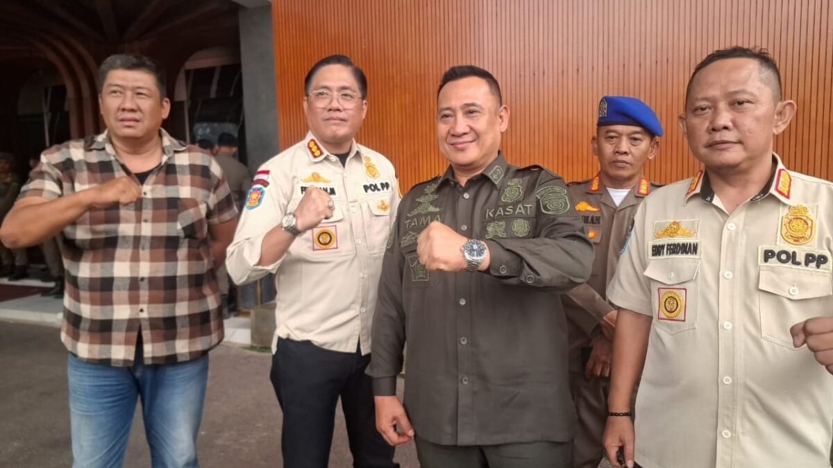 Personel Satpol PP Sumsel menjaga ketertiban aksi unjuk rasa di Kantor Gubernur Sumsel dengan pendekatan humanis.