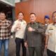 Personel Satpol PP Sumsel menjaga ketertiban aksi unjuk rasa di Kantor Gubernur Sumsel dengan pendekatan humanis.