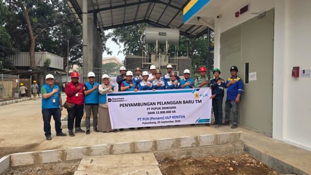 Petugas PLN sedang melakukan penyambungan daya listrik untuk kebutuhan industri PT Pusri di Palembang