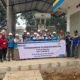 Petugas PLN sedang melakukan penyambungan daya listrik untuk kebutuhan industri PT Pusri di Palembang