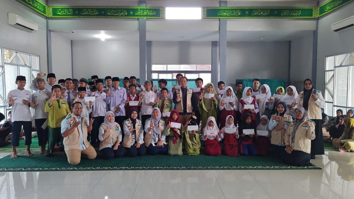 Pelajar di Lahat menerima Beasiswa Cahaya Pintar dari YBM PLN