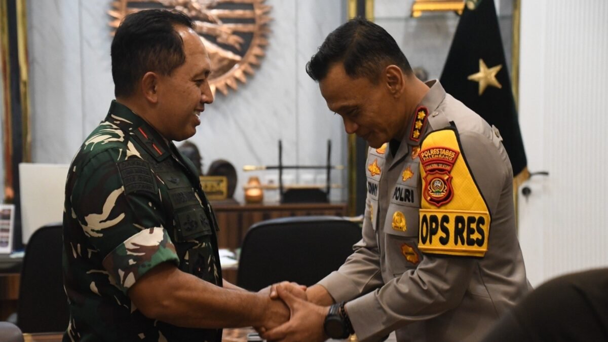 Kombes Pol Sonny Mahar Budi Adityawan dari Polrestabes Palembang memberikan kejutan HUT ke-81 TNI kepada Brigjen TNI Khabib Mahfud, memperkuat sinergi TNI Polri.