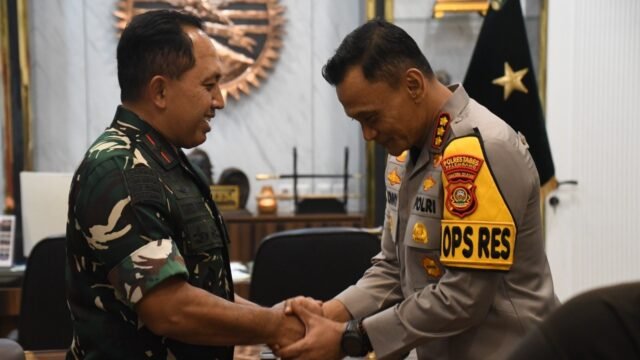 Kombes Pol Sonny Mahar Budi Adityawan dari Polrestabes Palembang memberikan kejutan HUT ke-81 TNI kepada Brigjen TNI Khabib Mahfud, memperkuat sinergi TNI Polri.