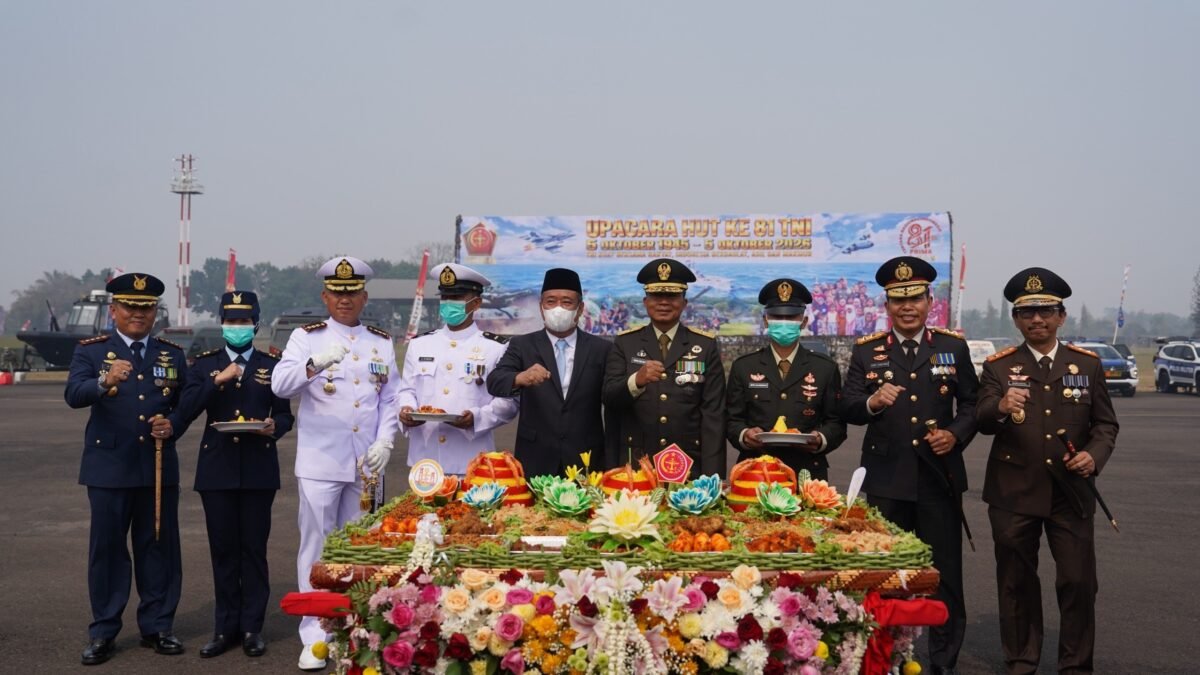 Kasdam II/Swj Brigjen TNI Iwan Ma'ruf Zainudin memotong tumpeng pada syukuran HUT TNI Palembang ke-81 di Lanud SMH.