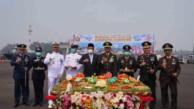 Kasdam II/Swj Brigjen TNI Iwan Ma'ruf Zainudin memotong tumpeng pada syukuran HUT TNI Palembang ke-81 di Lanud SMH.