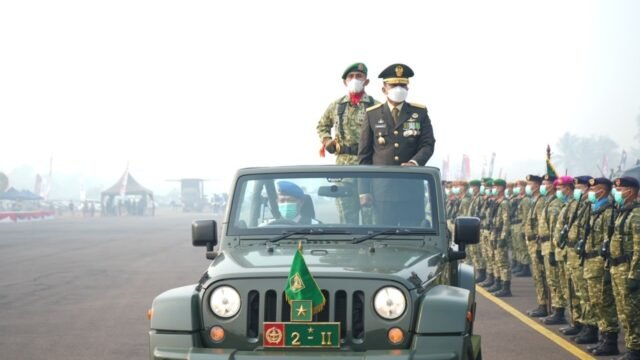 Kasdam II/Swj Brigjen TNI Iwan Ma'ruf Zainudin membacakan amanat Panglima TNI pada peringatan HUT TNI ke-81 di Palembang.