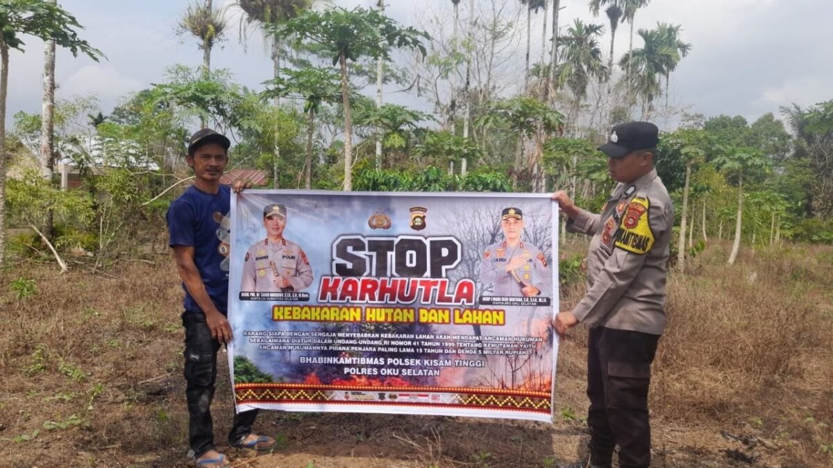 Personel Polsek Kisam Tinggi saat patroli mitigasi Karhutla di wilayah hukum Polres OKU Selatan.