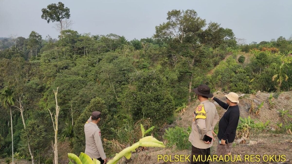 Personel Polsek Muaradua melakukan groundcheck hotspot di dekat Desa Bendi, OKU Selatan