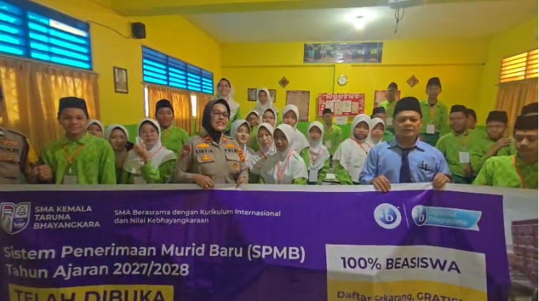 Kanit Binmas Polsek IB II Iptu Listiawati Sosialisasi PPDB SMA Kemala Taruna Bhayangkara di SMPN 13 Palembang