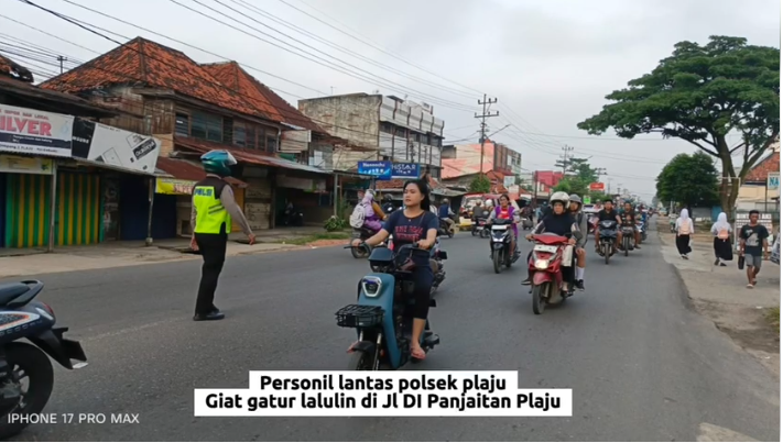 Urai Kepadatan Arus Kendaraan, Personel Lantas Polsek Plaju Intensifkan Gatur Lalin di Jalan DI Panjaitan