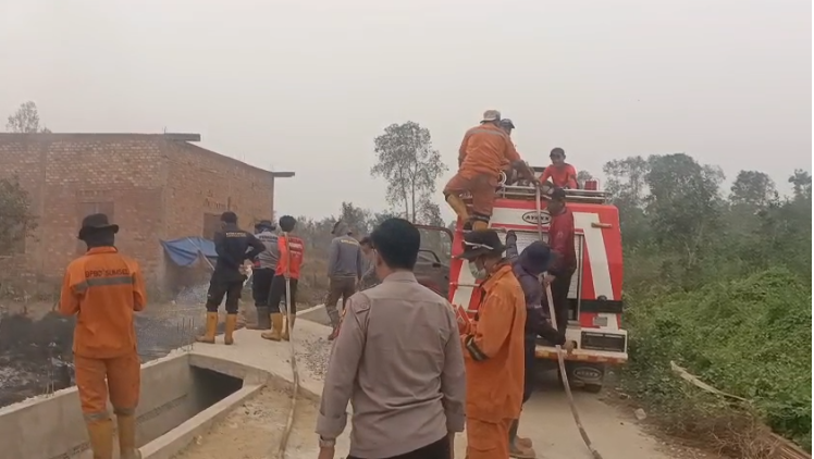 Tinjau Pemadaman Api di Karya Mulya, Kapolsek Sako Imbau Warga Waspada Bahwa Kebakaran
